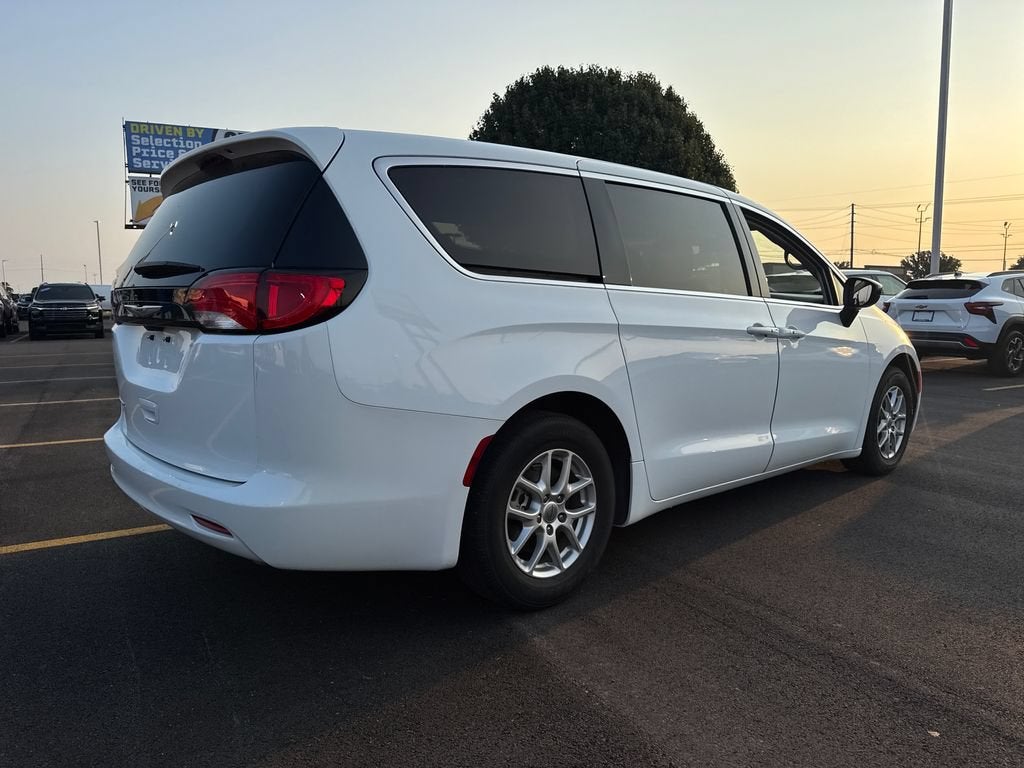 2024 Chrysler Voyager LX