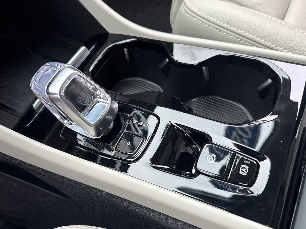 2023 Volvo XC40 Ultimate Bright Theme