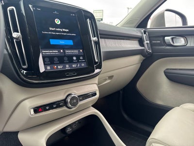 2023 Volvo XC40 Ultimate Bright Theme