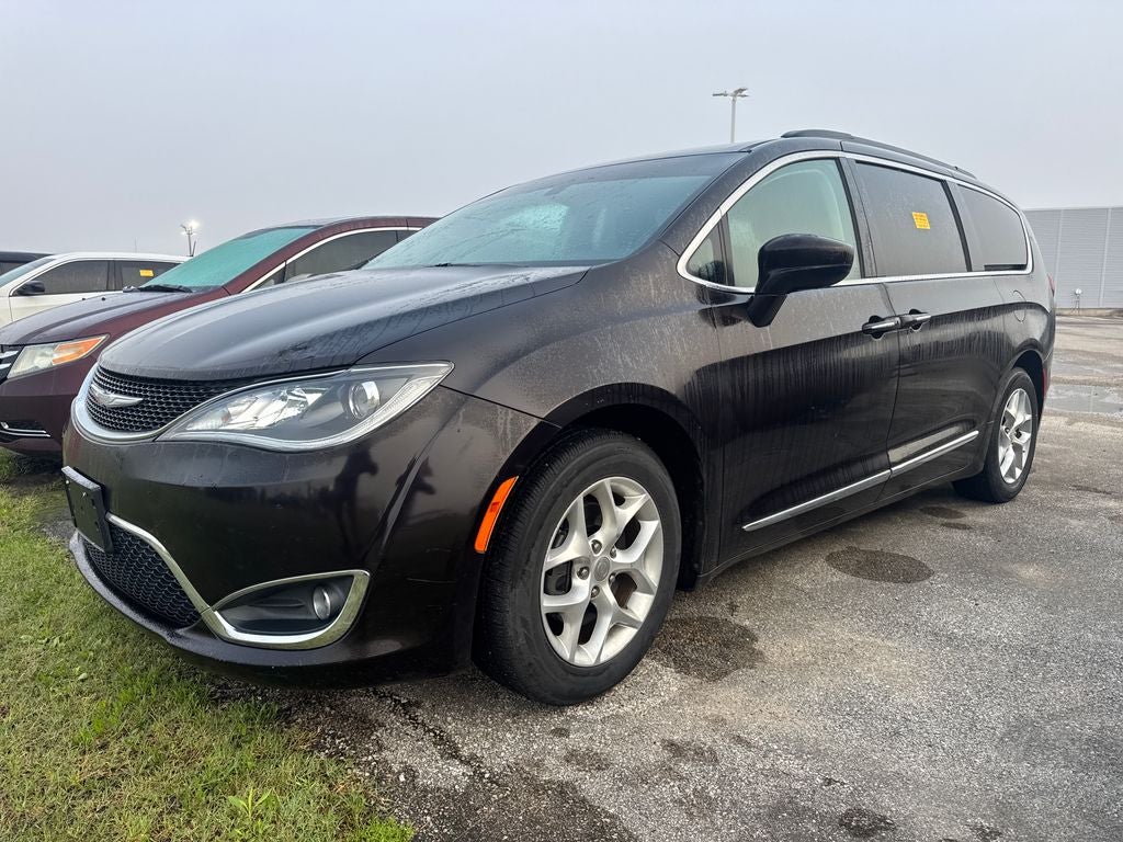 2017 Chrysler Pacifica Touring-L's photo