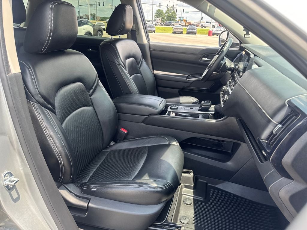 2022 Nissan Pathfinder SV