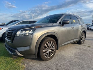 2022 Nissan Pathfinder SL